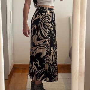 T Tahari Black and Cream Swirl Maxi Skirt